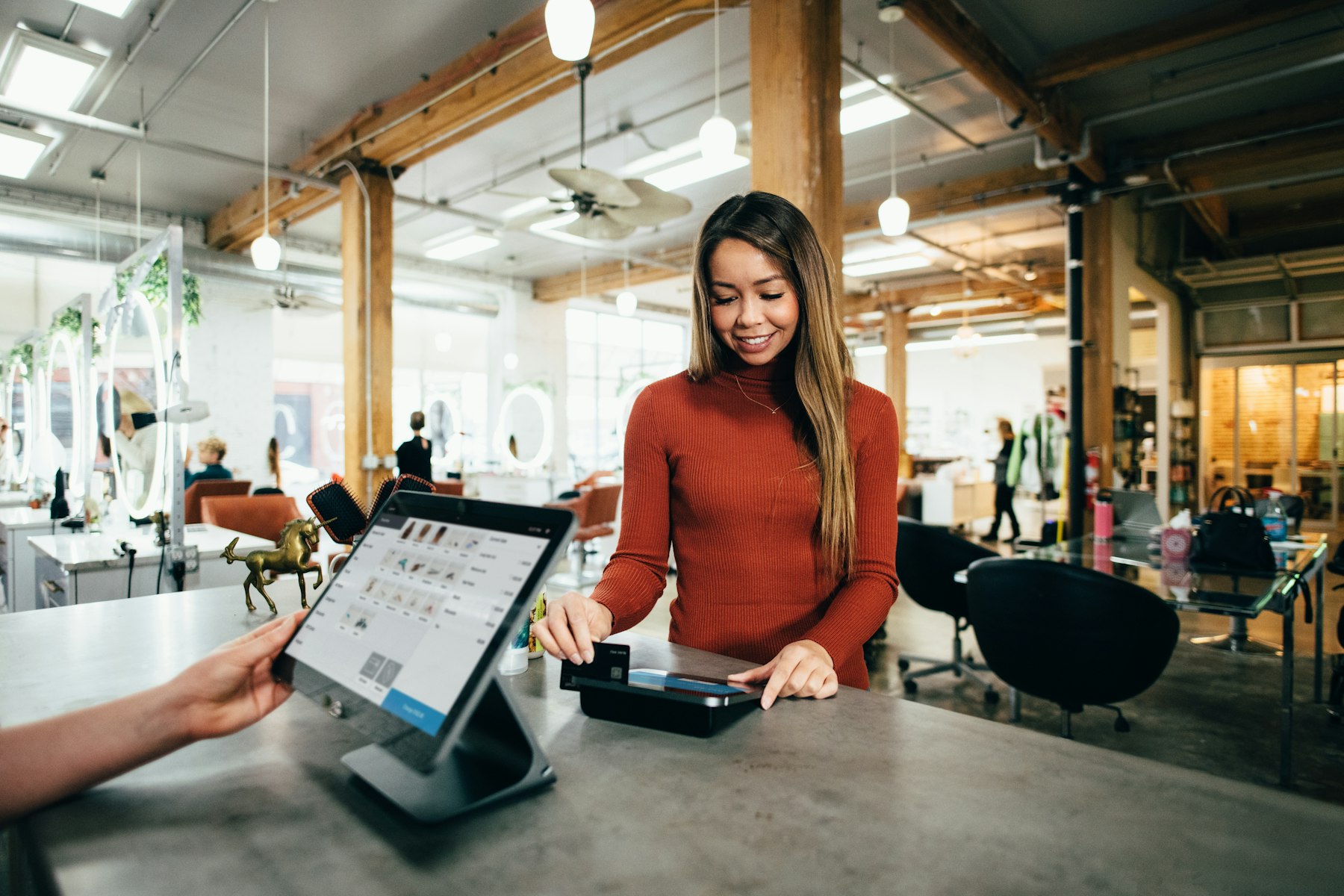 Comercio atendiendo una venta con apoyo de herramientas digitales