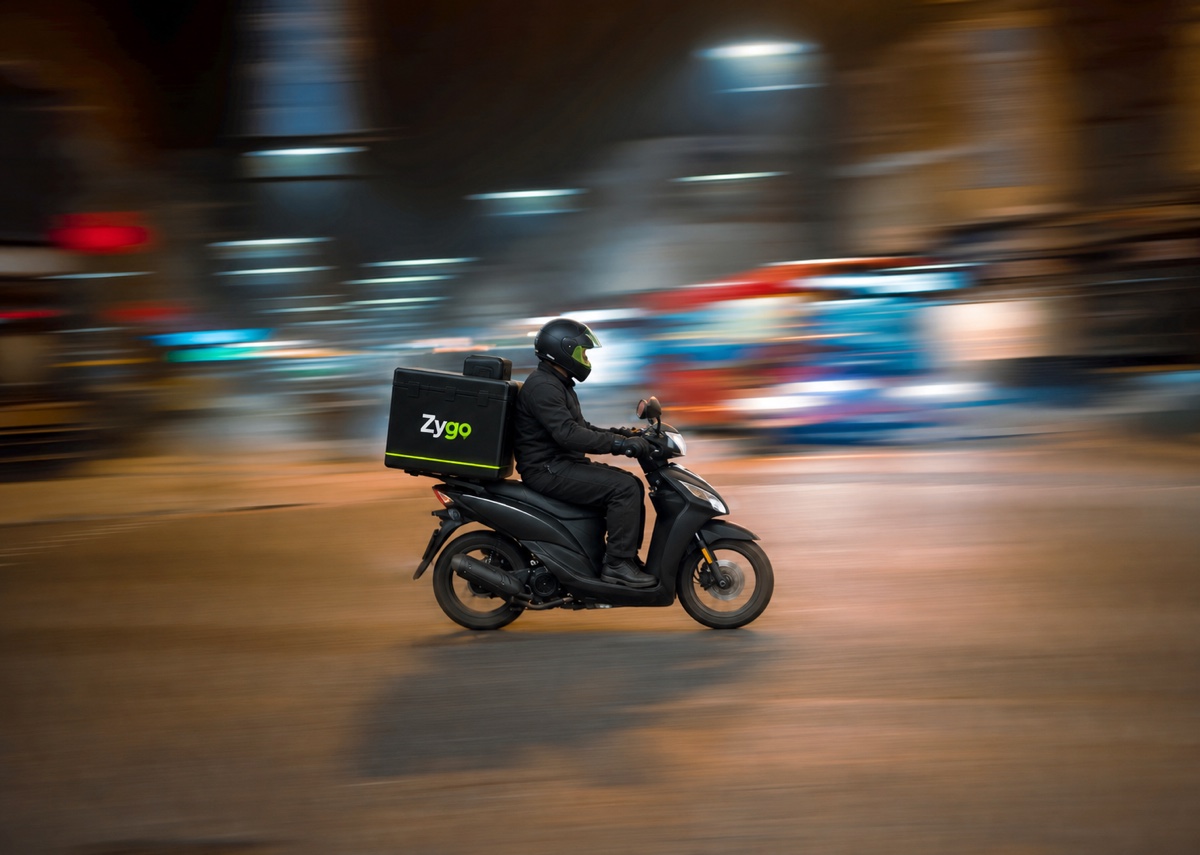 Repartidor en motocicleta durante una operación de entrega